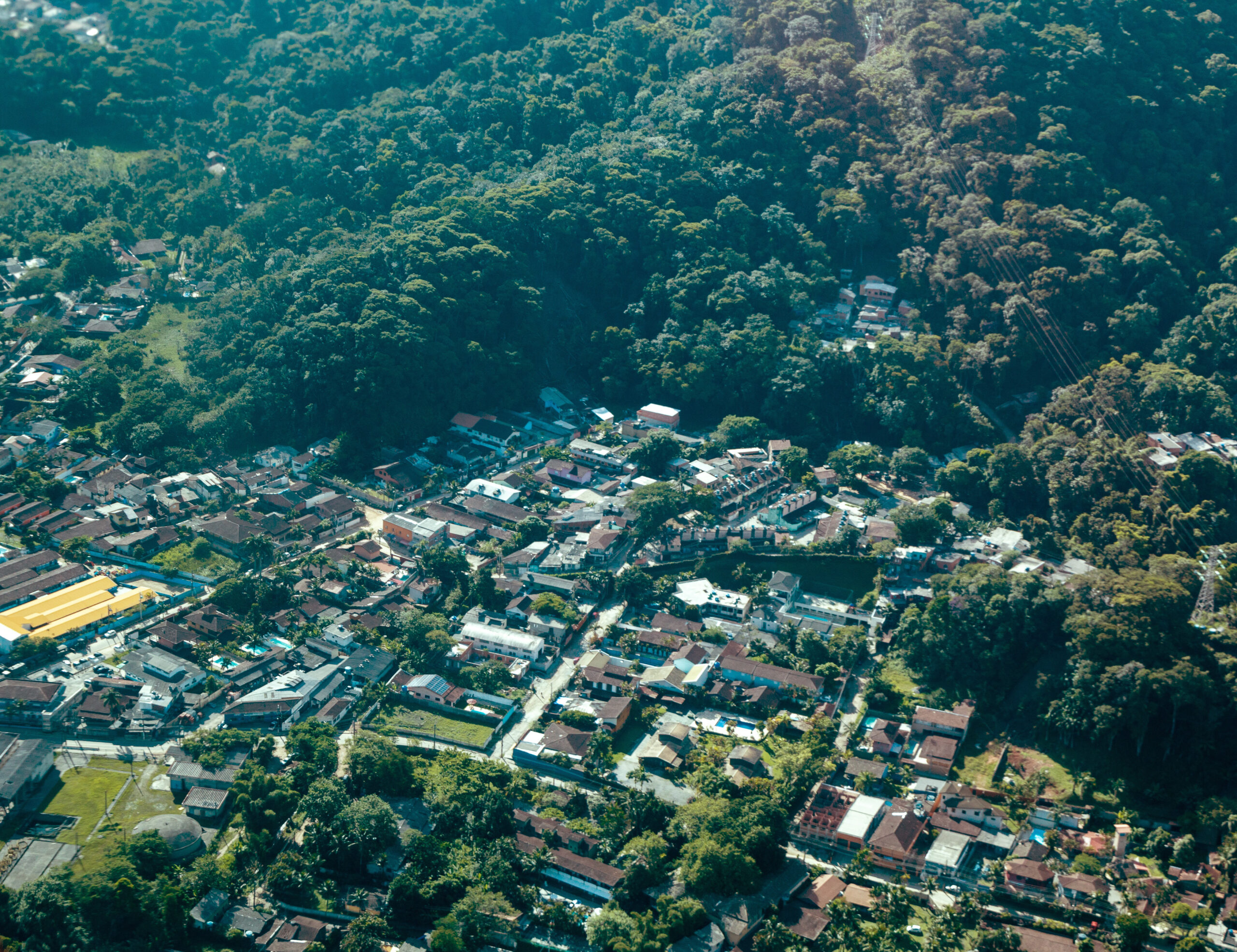 Atendimento de regularização fundiária em São Sebastião, com moradores buscando documentação