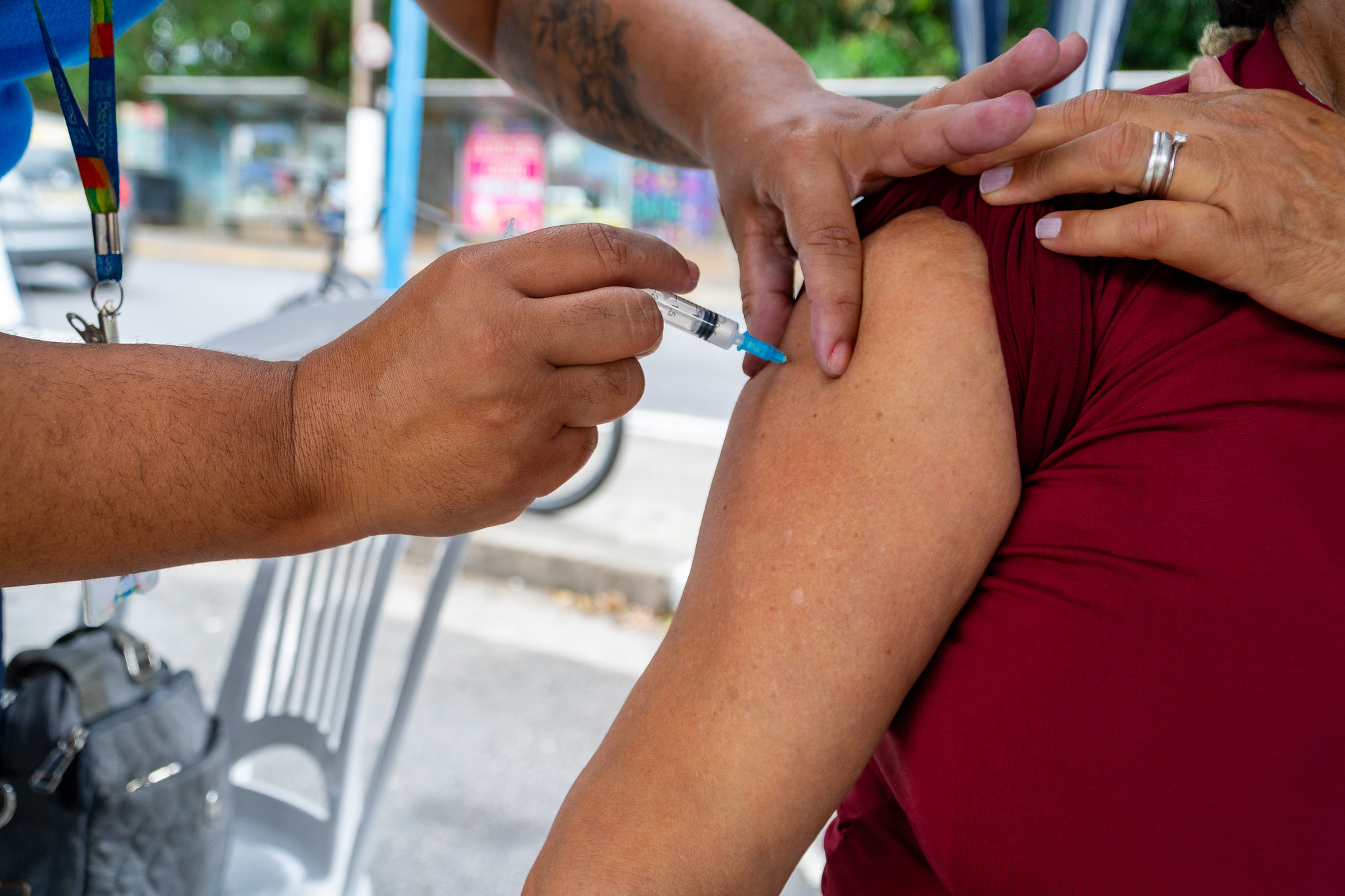 Profissional de saúde aplica vacina contra VSR em gestantes na rede municipal de Bertioga.