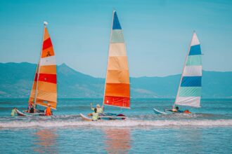 Embarcações navegando no Rio Juqueriquerê em Caraguatatuba, destaque no Turismo Náutico