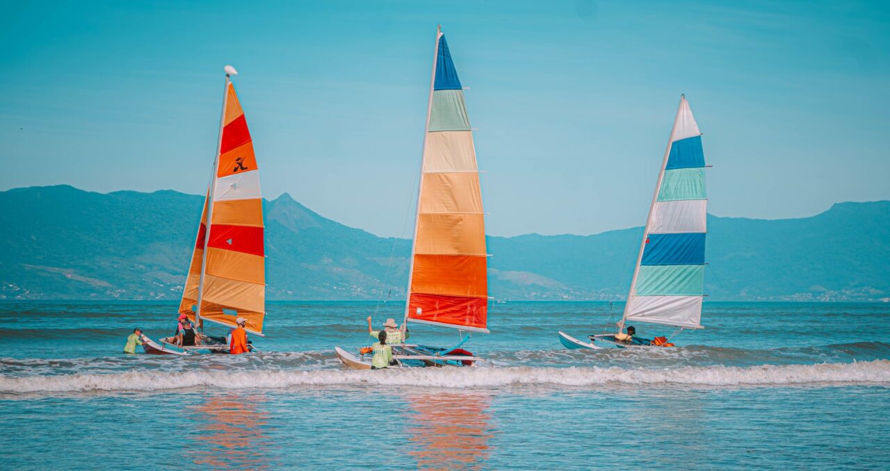 Embarcações navegando no Rio Juqueriquerê em Caraguatatuba, destaque no Turismo Náutico