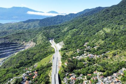 Vista aérea do trecho de túneis do Contorno Sul da Rodovia dos Tamoios no Litoral Norte de São Paulo
