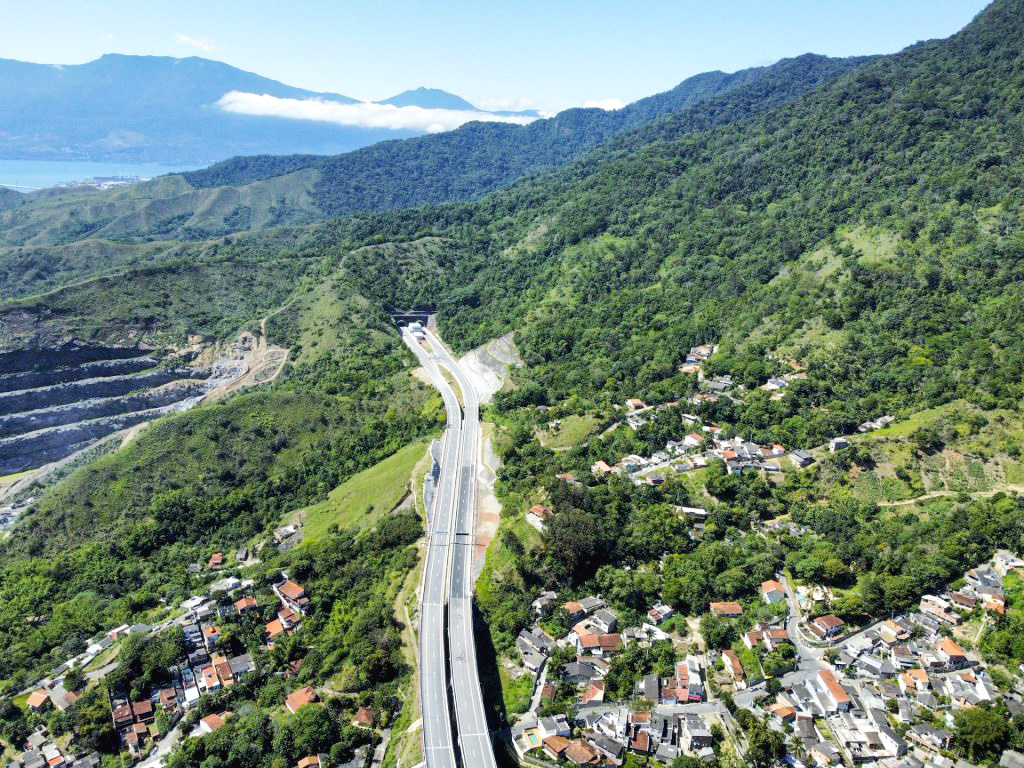 Vista aérea do trecho de túneis do Contorno Sul da Rodovia dos Tamoios no Litoral Norte de São Paulo
