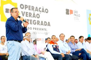 Prefeito Marcelo Vilares durante agenda oficial em Bertioga no primeiro ano de mandato
