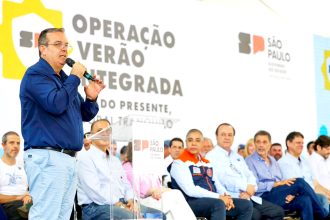 Prefeito Marcelo Vilares durante agenda oficial em Bertioga no primeiro ano de mandato
