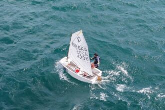 Velejadores da classe Optimist de Ilhabela competem no mar de Itaparica durante o Campeonato Brasileiro