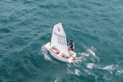 Velejadores da classe Optimist de Ilhabela competem no mar de Itaparica durante o Campeonato Brasileiro