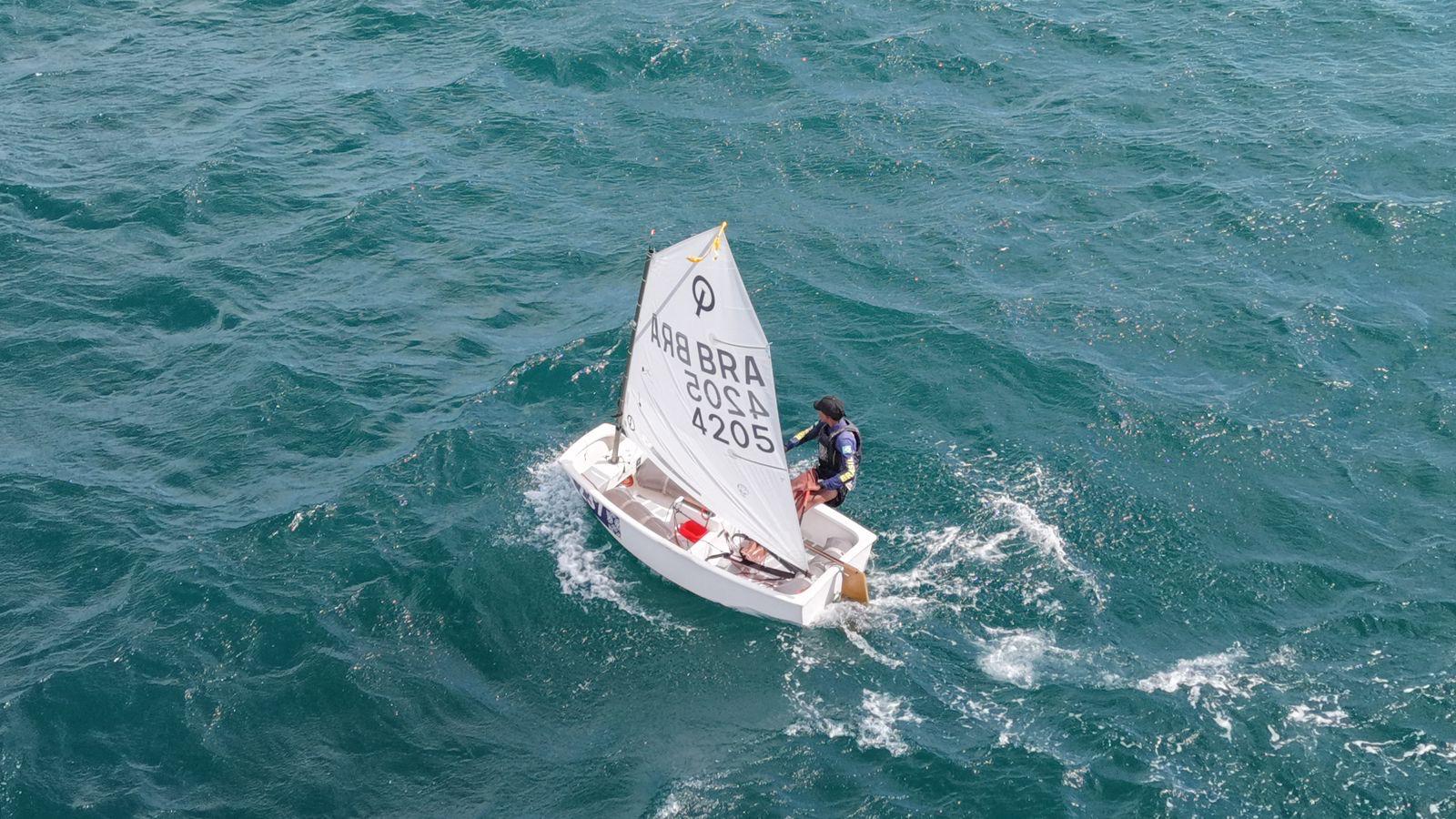Velejadores da classe Optimist de Ilhabela competem no mar de Itaparica durante o Campeonato Brasileiro