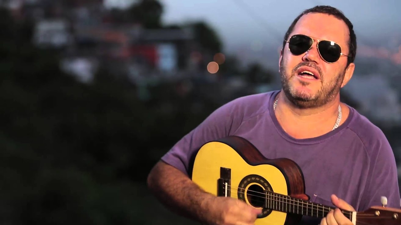 Fachada do Mercado Municipal de Santos Plínio Marcos durante evento cultural com público e música ao vivo.