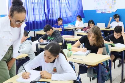 Entrega de kits de material escolar aos alunos da rede municipal de Caraguatatuba