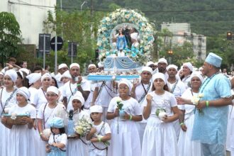Festa de Iemanjá em Guarujá com procissão até a Praia da Enseada