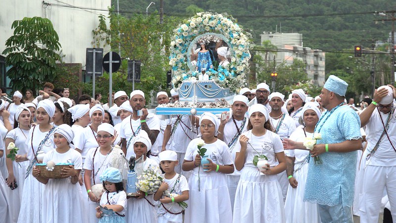 Festa de Iemanjá em Guarujá com procissão até a Praia da Enseada