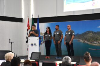 Prefeito Toninho Colucci entregando o Guia do Ambulante Legal para um comerciante no Paço Municipal de Ilhabela