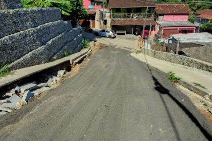 Máquinas da Prefeitura de Ilhabela realizando o nivelamento de via com bica corrida no Morro da Irene