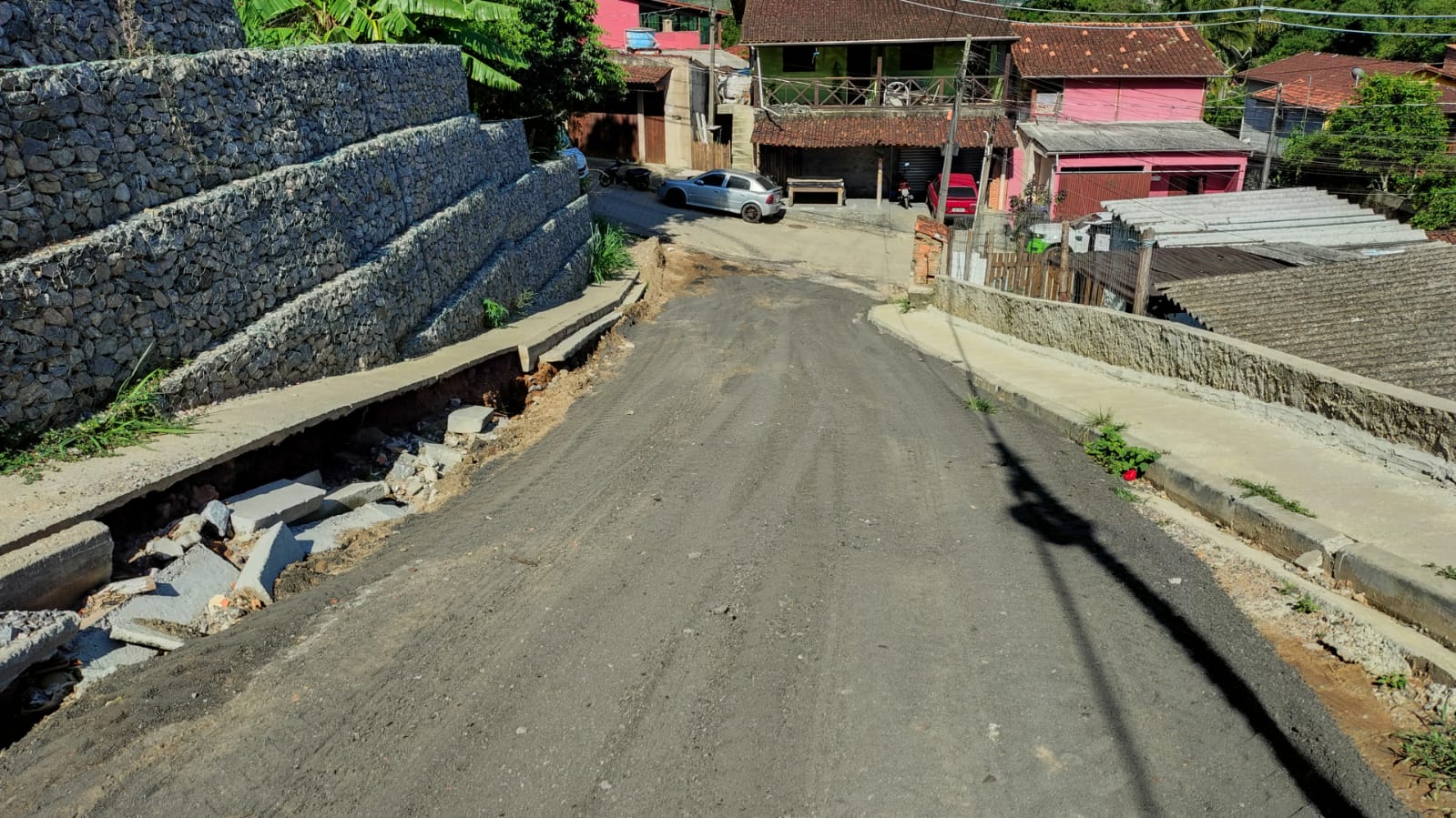 Máquinas da Prefeitura de Ilhabela realizando o nivelamento de via com bica corrida no Morro da Irene
