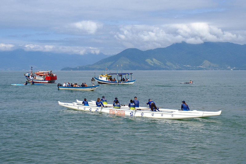 Vivências náuticas gratuitas do Navegar Experience na orla de Caraguatatuba