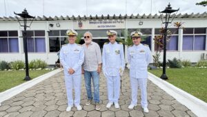 Cerimônia de posse do novo comandante da Capitania dos Portos em São Sebastião com presença do prefeito de Ilhabela