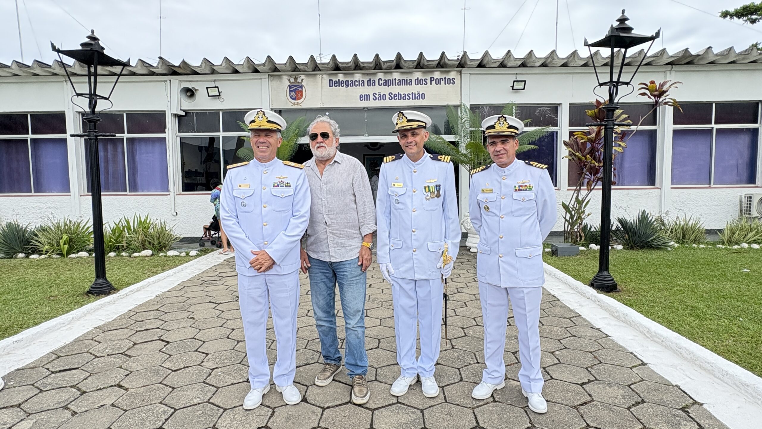 Cerimônia de posse do novo comandante da Capitania dos Portos em São Sebastião com presença do prefeito de Ilhabela