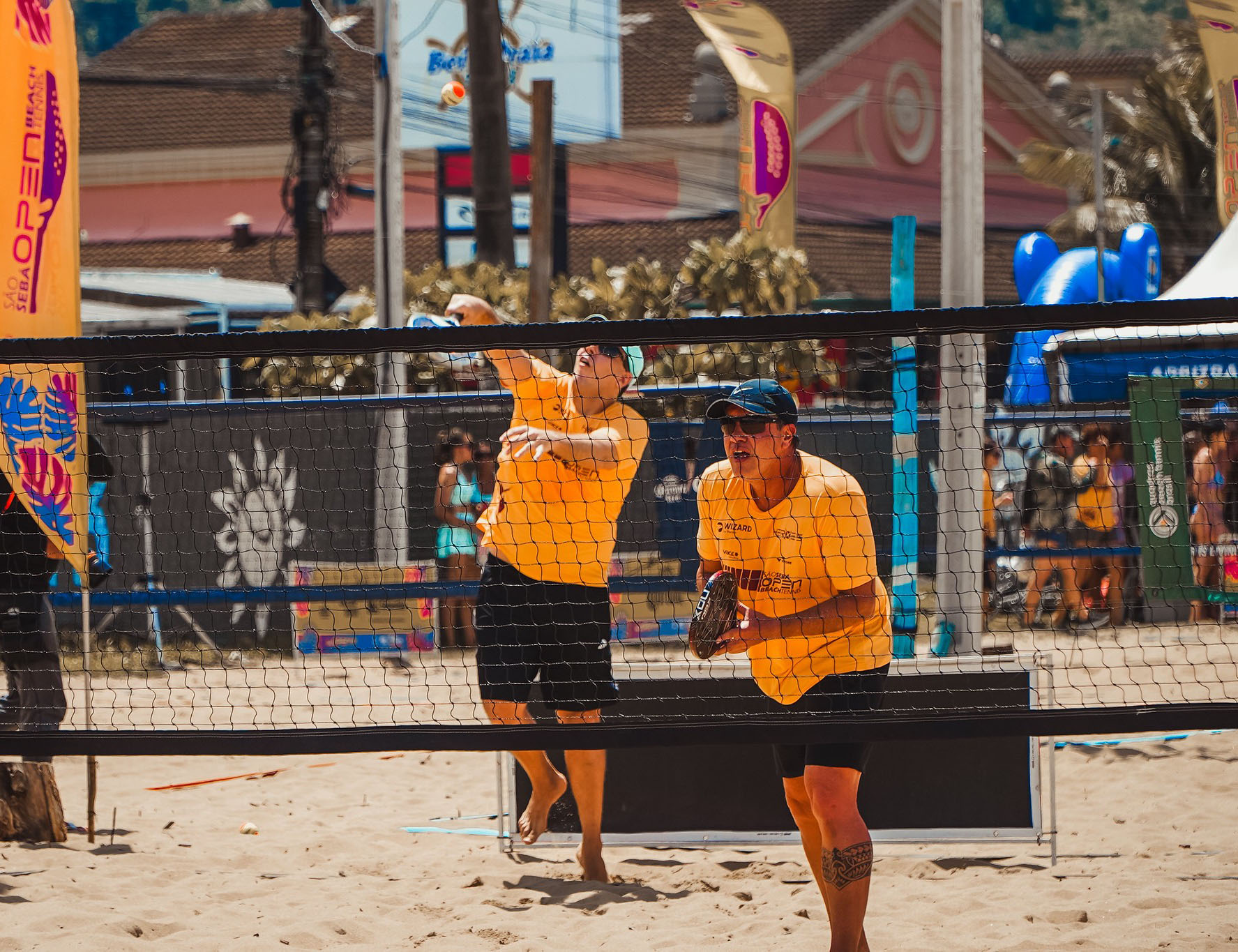 Pessoas jogando beach tennis durante a Estação Verão em São Sebastião