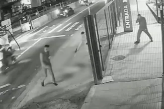 Câmera de segurança registra ação que resultou na morte de cachorro comunitário