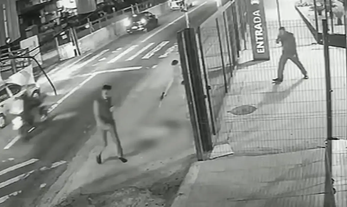 Câmera de segurança registra ação que resultou na morte de cachorro comunitário