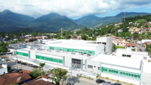 Fachada modernizada do Hospital Municipal Governador Mário Covas Jr. em Ilhabela após investimentos da prefeitura.