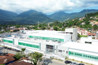 Fachada modernizada do Hospital Municipal Governador Mário Covas Jr. em Ilhabela após investimentos da prefeitura.