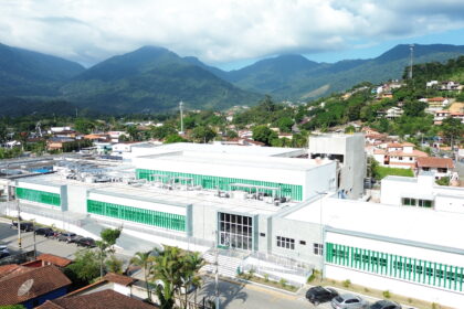 Fachada modernizada do Hospital Municipal Governador Mário Covas Jr. em Ilhabela após investimentos da prefeitura.