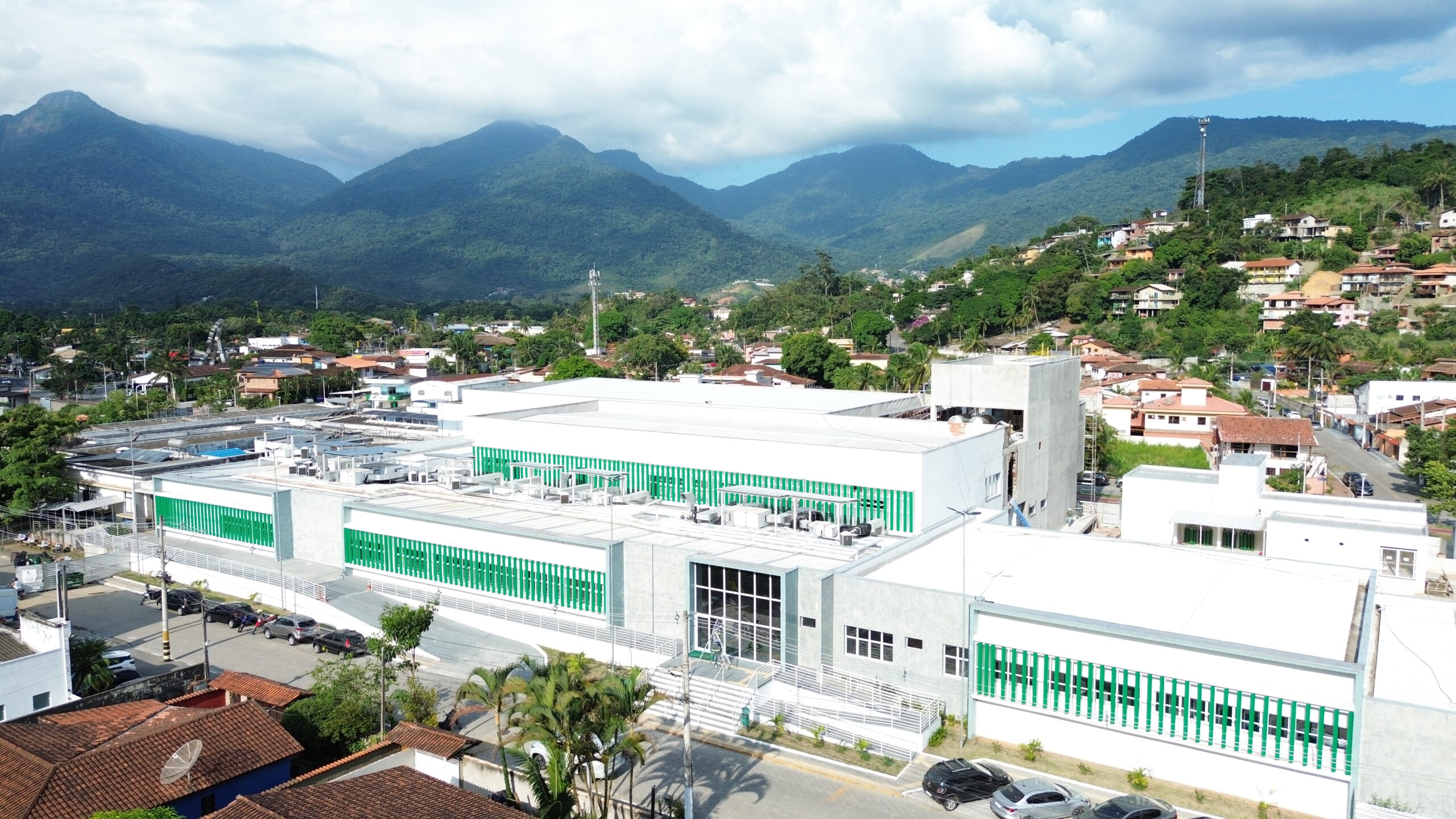 Fachada modernizada do Hospital Municipal Governador Mário Covas Jr. em Ilhabela após investimentos da prefeitura.