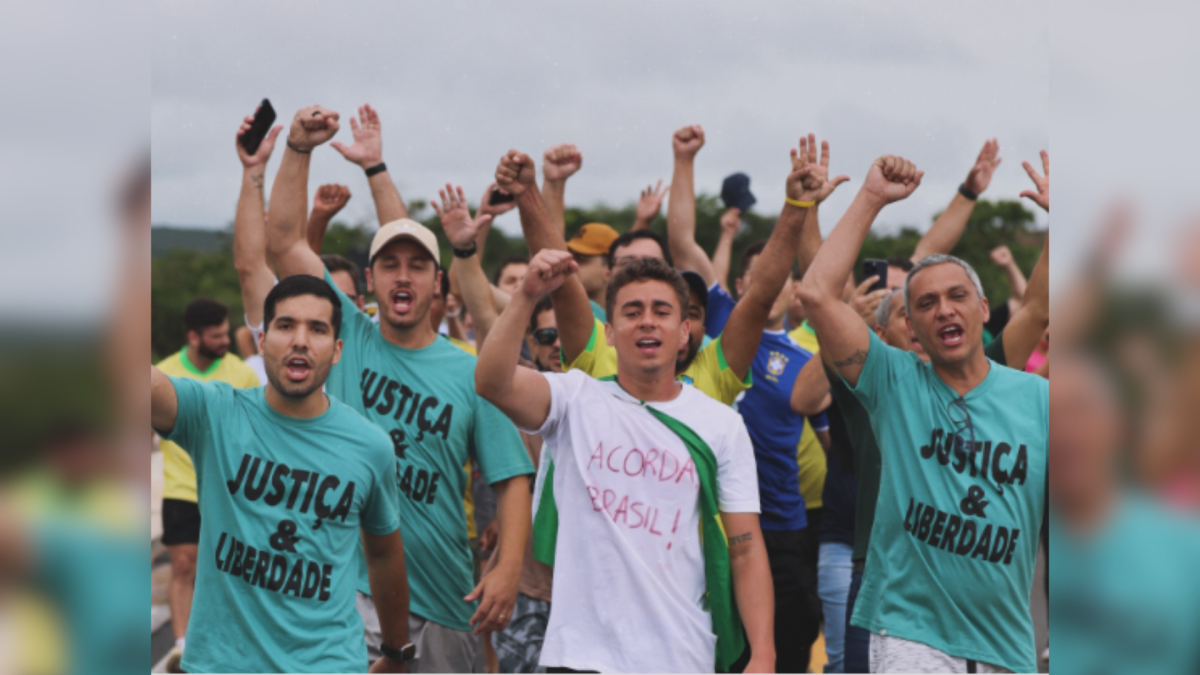 Equipes de resgate atendem manifestantes após raio atingir ato político em Brasília