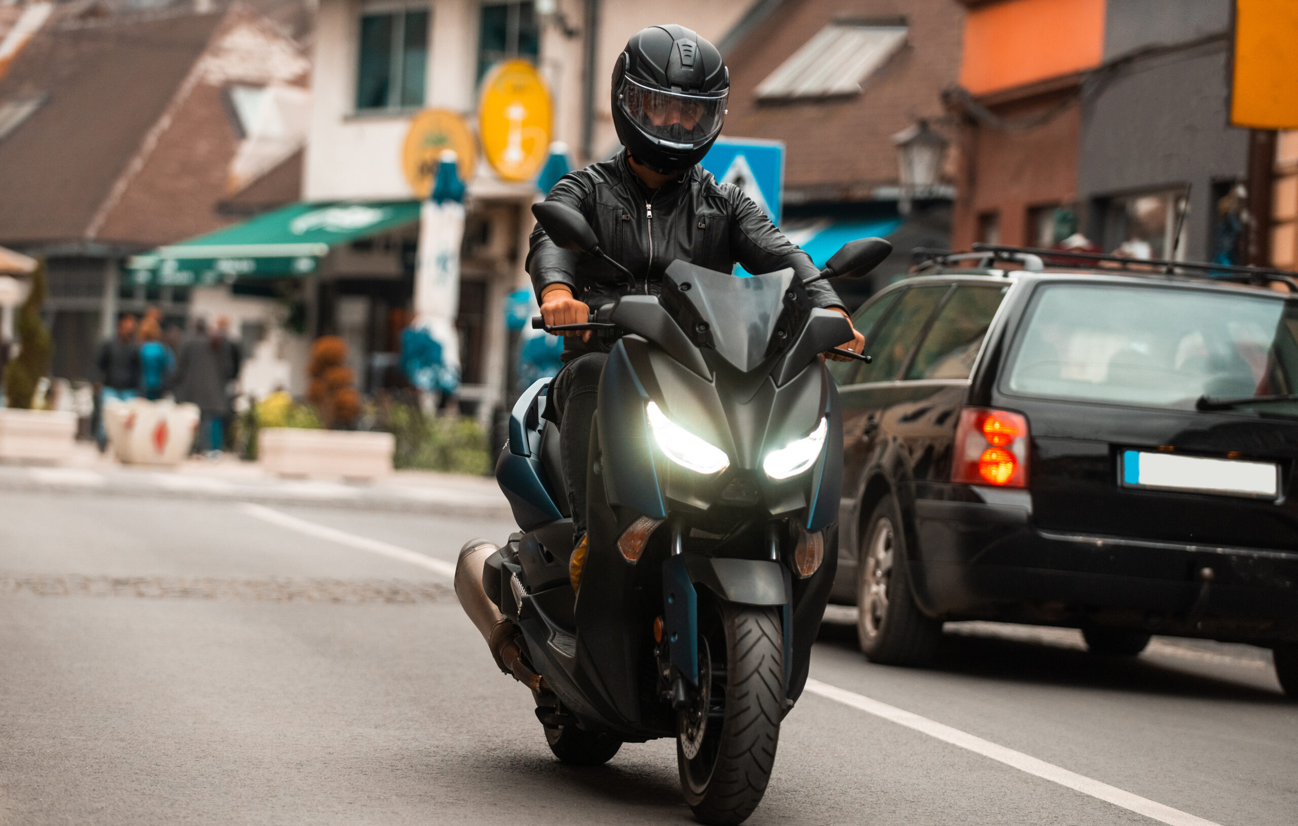 Motocicletas e táxis em circulação no estado de São Paulo