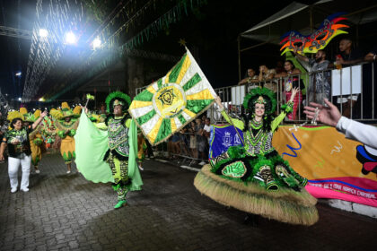 Integrantes da Acadêmicos Leões do Ita comemoram o título do Carnaval 2026 na Passarela do Samba de Ilhabela