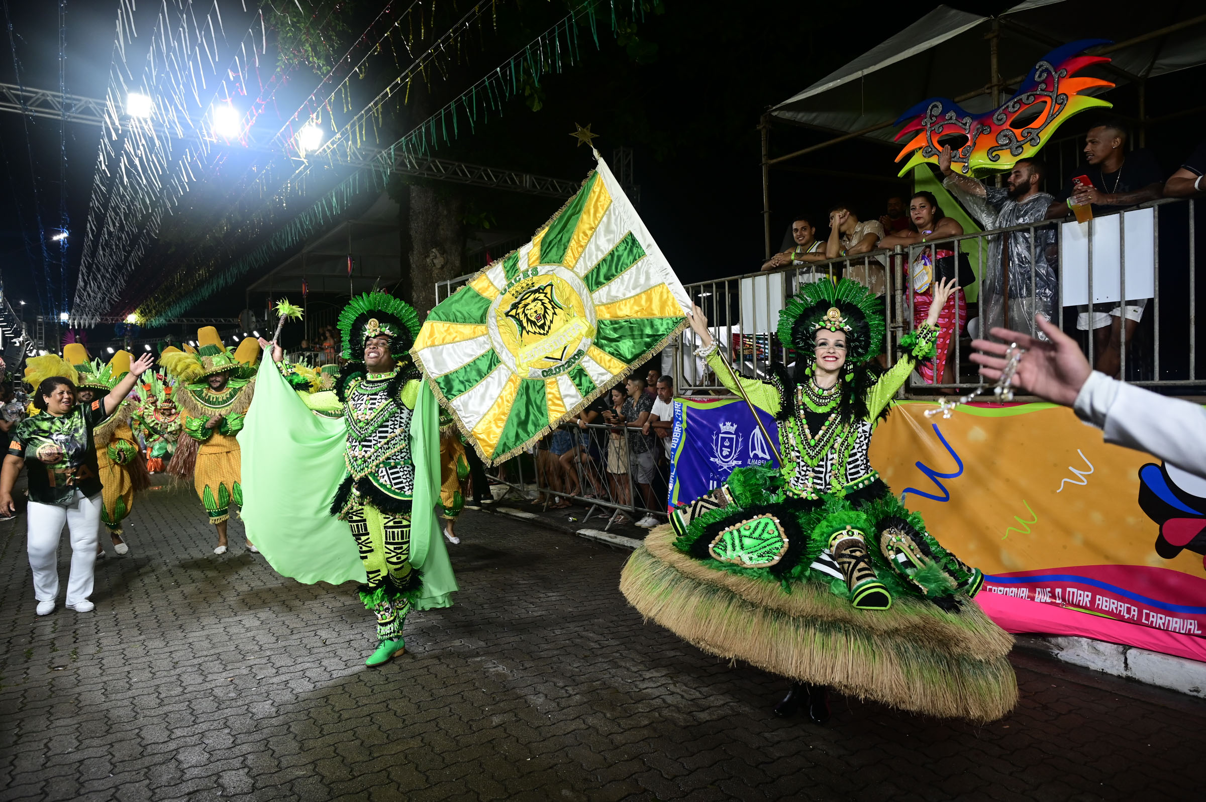 Integrantes da Acadêmicos Leões do Ita comemoram o título do Carnaval 2026 na Passarela do Samba de Ilhabela