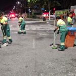Equipe do Bloco da Limpeza realiza coleta de resíduos no Carnaval de Bertioga.