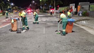 Equipe do Bloco da Limpeza realiza coleta de resíduos no Carnaval de Bertioga.