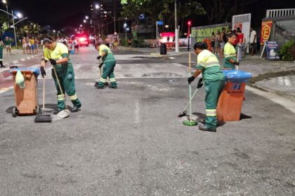 Equipe do Bloco da Limpeza realiza coleta de resíduos no Carnaval de Bertioga.