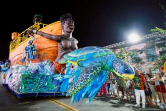 Desfile da Ki-Fogo campeã do Carnaval de São Sebastião 2026 na avenida.
