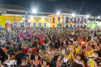 Carnaval de São Sebastião com shows e trio elétrico na Rua da Praia