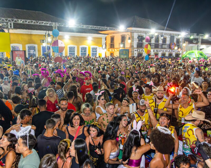 Carnaval de São Sebastião com shows e trio elétrico na Rua da Praia