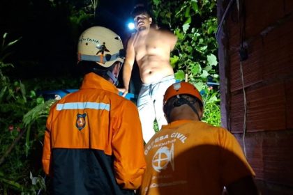 Rua alagada em São Sebastião após fortes chuvas na Costa Sul do município.