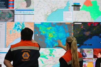 Equipes da Defesa Civil atuando durante chuvas intensas no litoral de São Paulo.