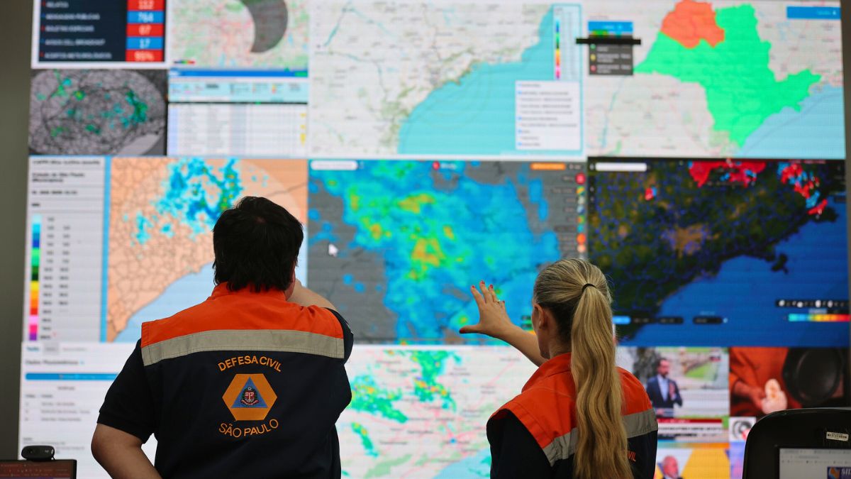 Equipes da Defesa Civil atuando durante chuvas intensas no litoral de São Paulo.