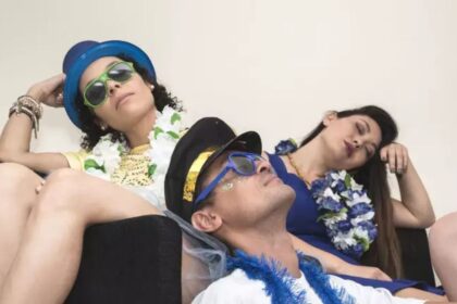 Pessoa com expressão de desânimo após o Carnaval, ilustrando a depressão pós-Carnaval e a retomada da rotina