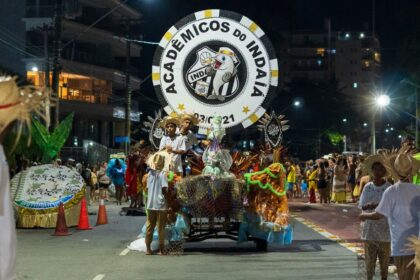 Escolas de samba se apresentam no desfile de Carnaval em Bertioga