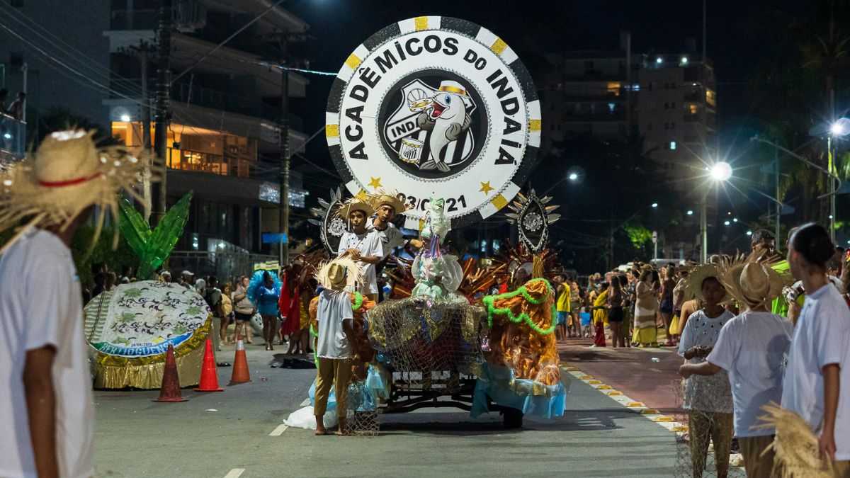 Escolas de samba se apresentam no desfile de Carnaval em Bertioga