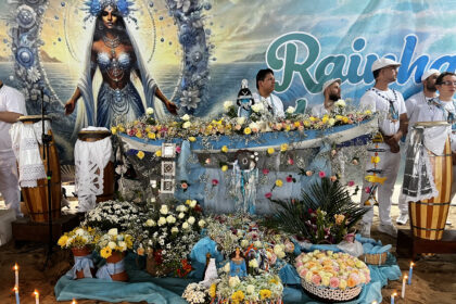 Grupo de Maracatu se apresentando no gramado do Parque e Fazenda do Engenho D'Água em Ilhabela durante o dia