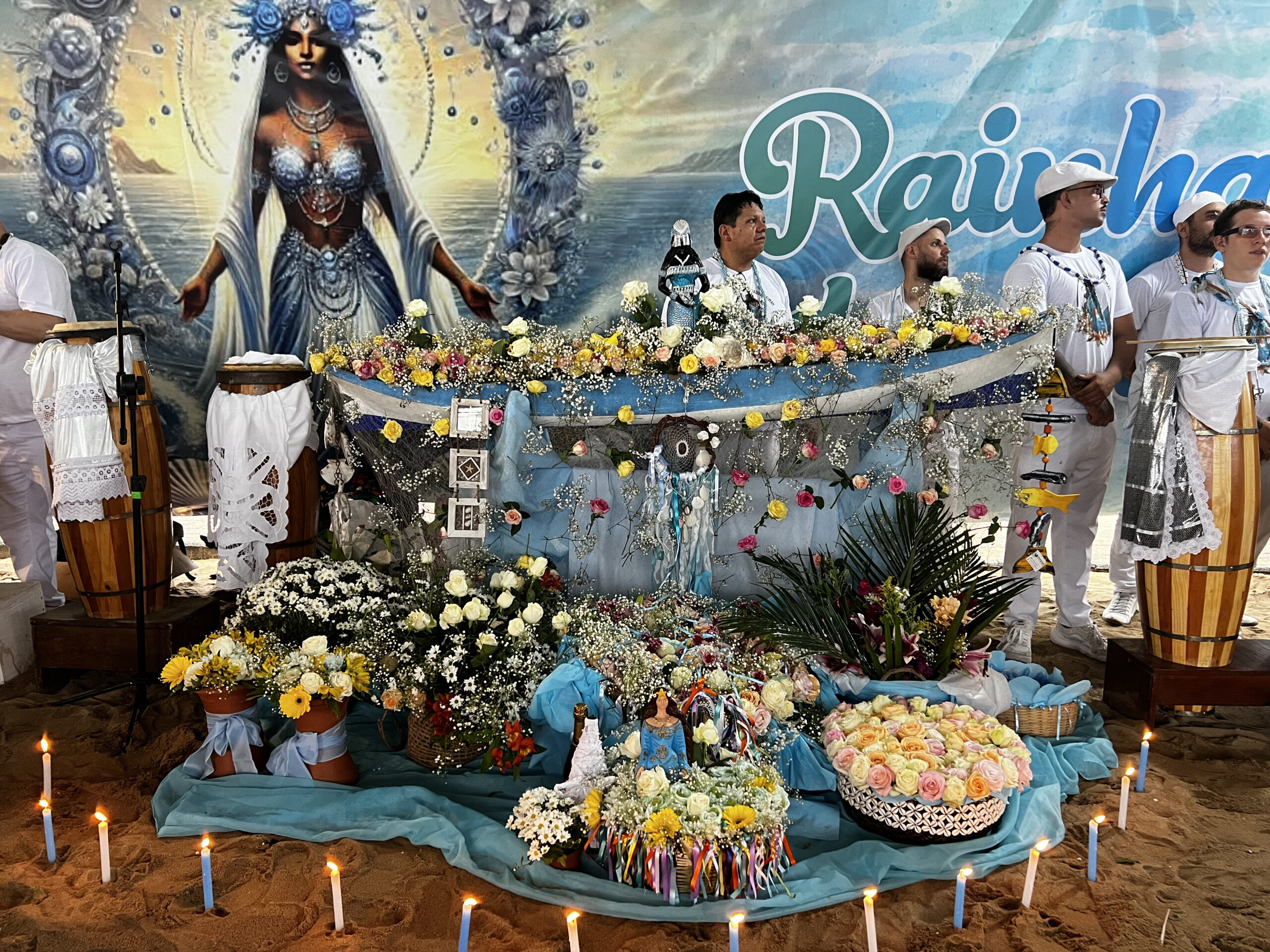 Grupo de Maracatu se apresentando no gramado do Parque e Fazenda do Engenho D'Água em Ilhabela durante o dia