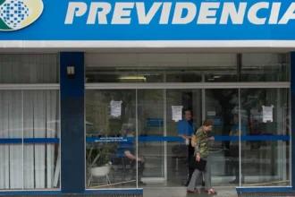 Agência do INSS com atendimento ao público após retomada dos serviços