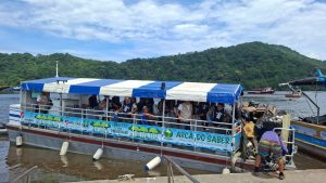 Pescadores participam de mutirão de limpeza no manguezal do Rio Itapanhaú em Bertioga.