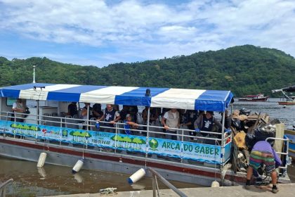 Pescadores participam de mutirão de limpeza no manguezal do Rio Itapanhaú em Bertioga.