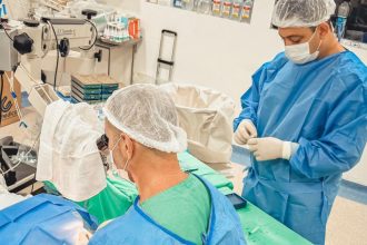 Equipe médica realiza cirurgia de catarata durante mutirão em São Sebastião.